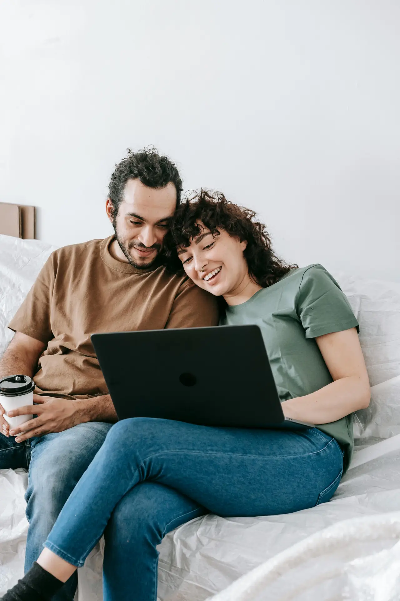 Un couple compare ses contrats sur un ordinateur portable